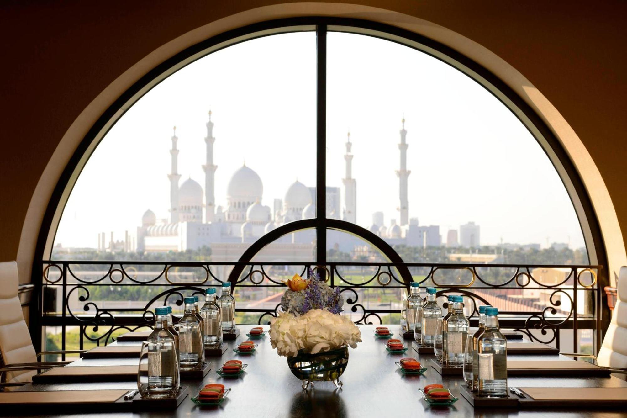 The Ritz-carlton Abu Dhabi, Grand Canal 5*