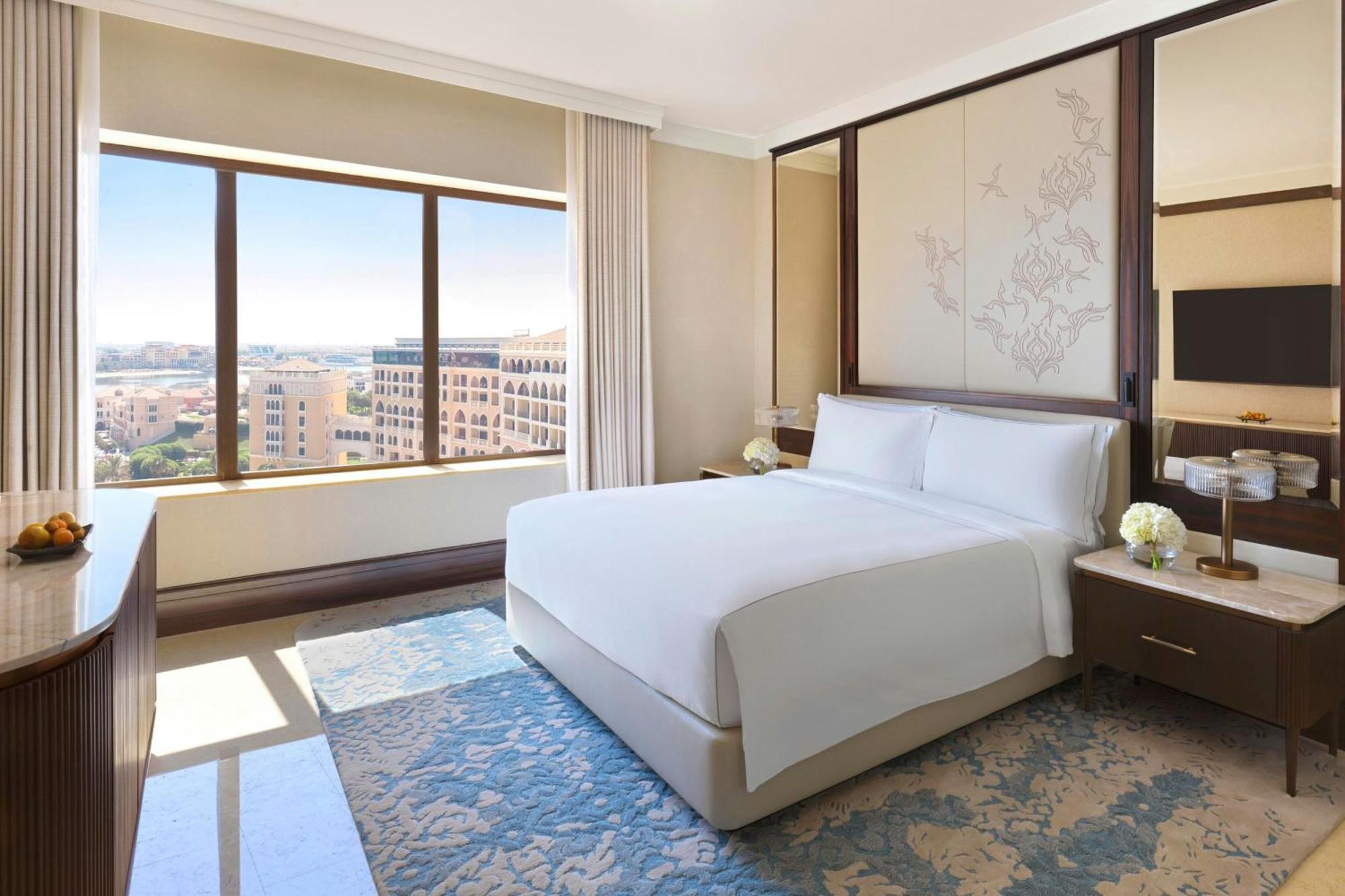 The Ritz-carlton Abu Dhabi, Grand Canal