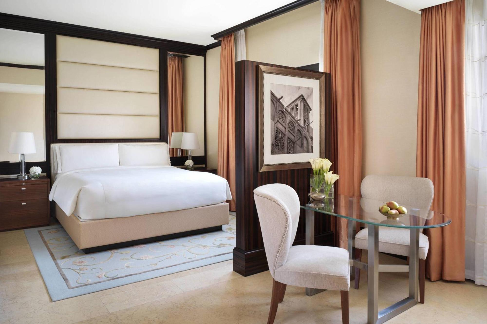 The Ritz-carlton Abu Dhabi, Grand Canal Resort Abu Dhabi